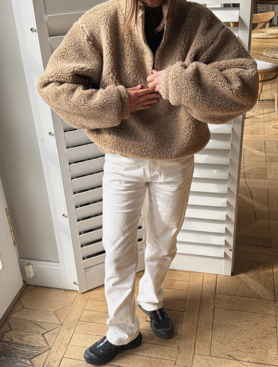 Bluza-MOUTON-olgaJAHR-bezowy-welna-merino-modelka-z-przodu-1 bluza mouton olgajahr bezowy welna merino modelka z przodu 1